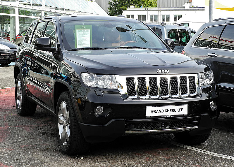 800px-Jeep_Grand_Cherokee_3.0_CRD_Overland_(WK)_–_Frontansicht,_10._September_2011,_Düsseldorf